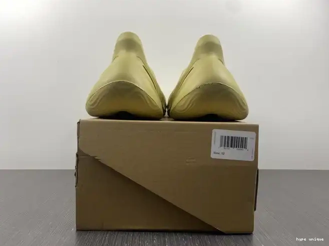 hype RNNR Yeezy Adidas Foam Sulfur GV6775 0524